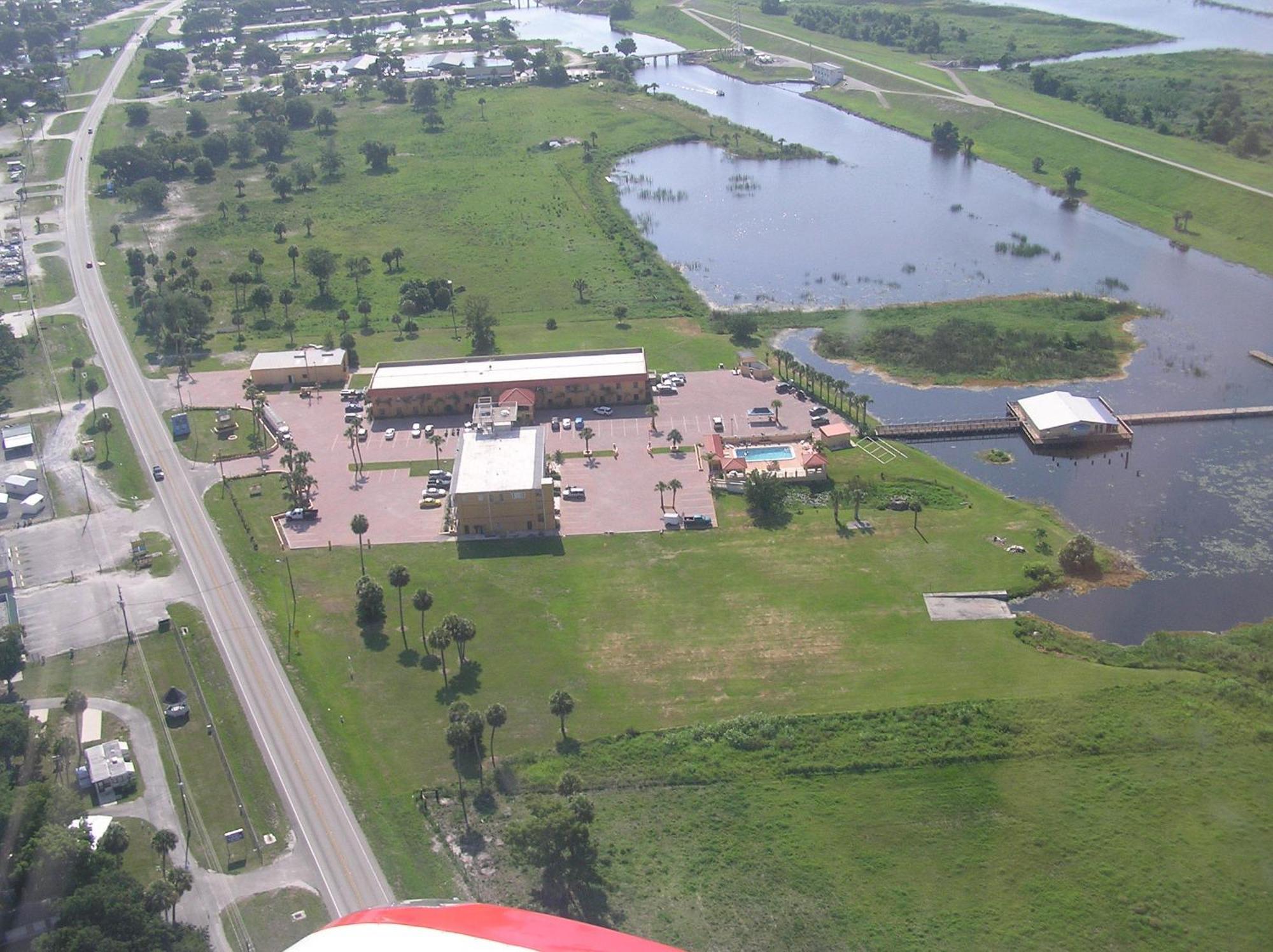 Days Inn & Suites By Wyndham Lake Okeechobee Esterno foto