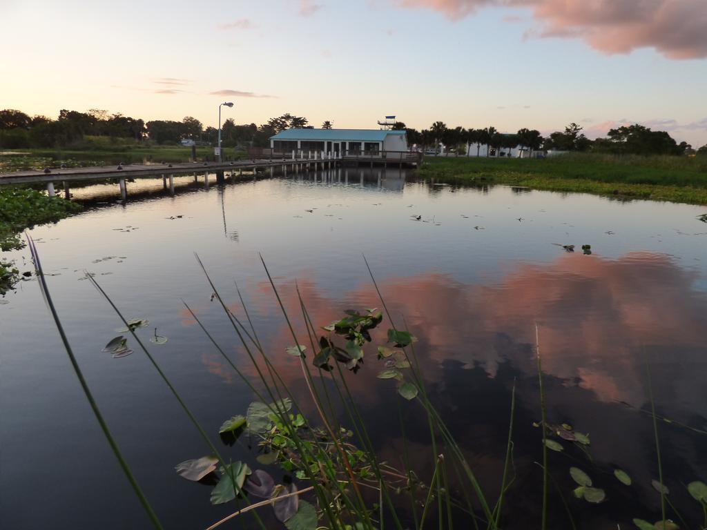 Days Inn & Suites By Wyndham Lake Okeechobee Esterno foto