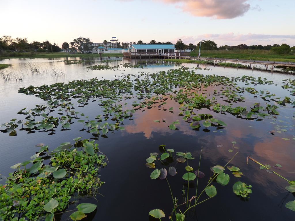 Days Inn & Suites By Wyndham Lake Okeechobee Esterno foto