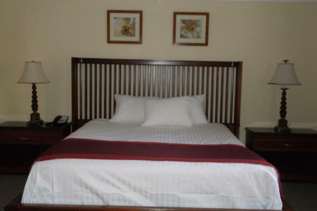 Days Inn & Suites By Wyndham Lake Okeechobee Esterno foto