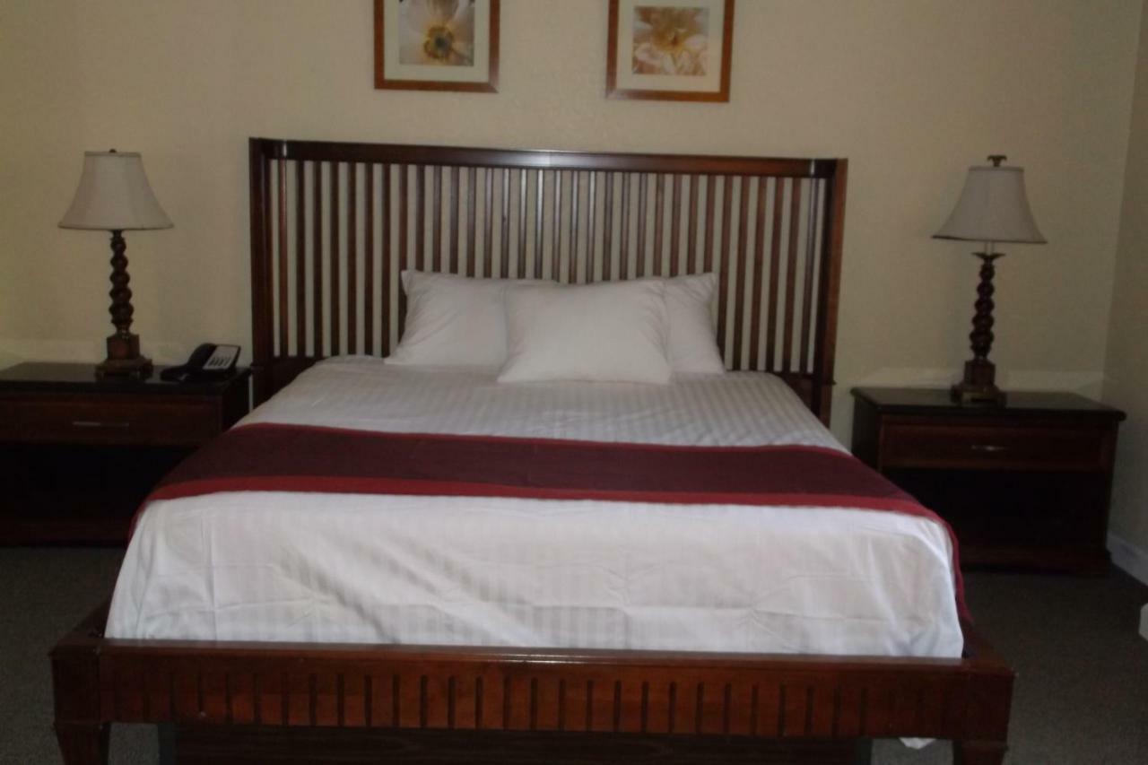 Days Inn & Suites By Wyndham Lake Okeechobee Esterno foto