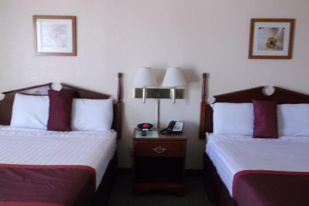 Days Inn & Suites By Wyndham Lake Okeechobee Esterno foto