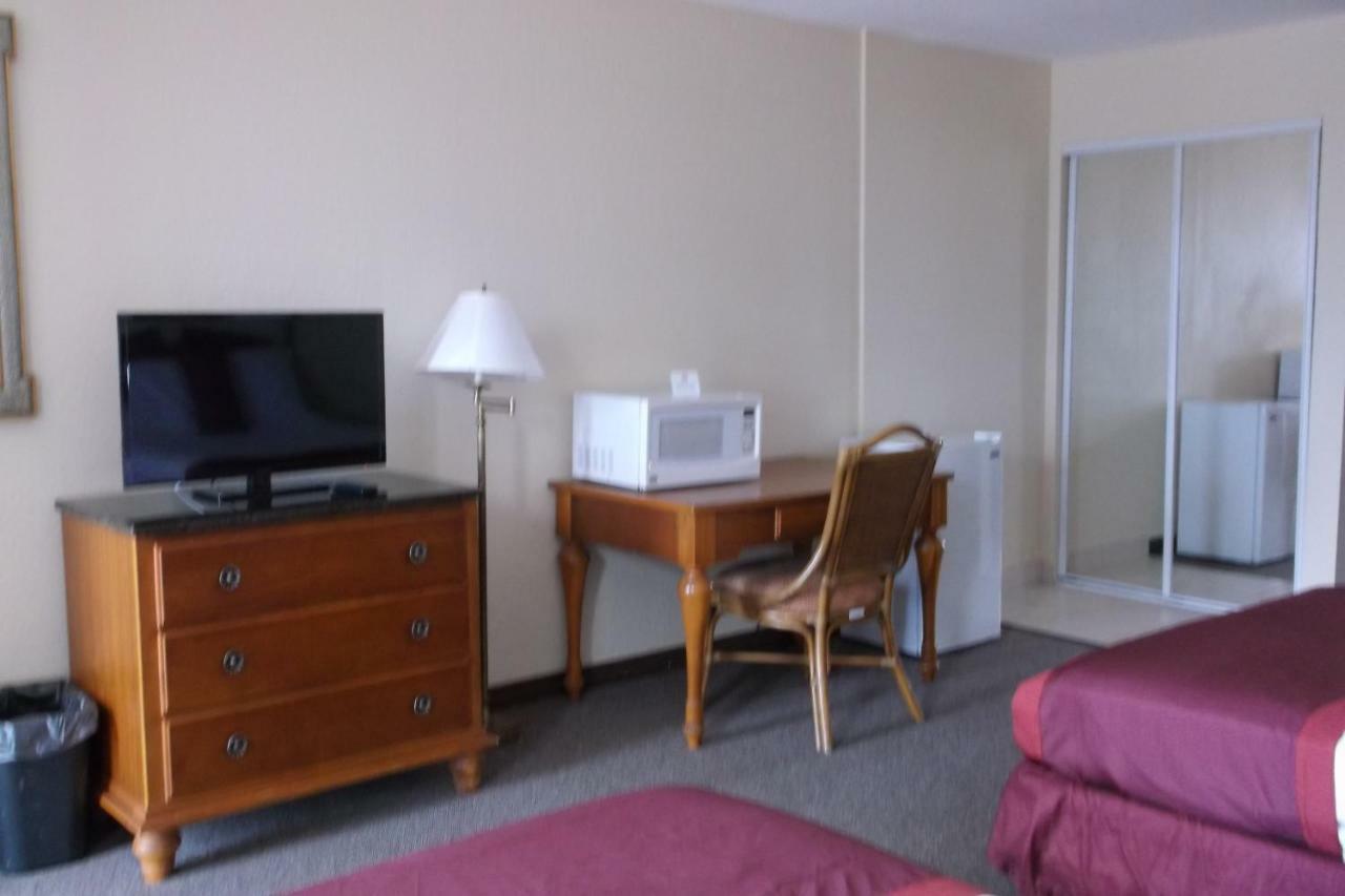Days Inn & Suites By Wyndham Lake Okeechobee Esterno foto